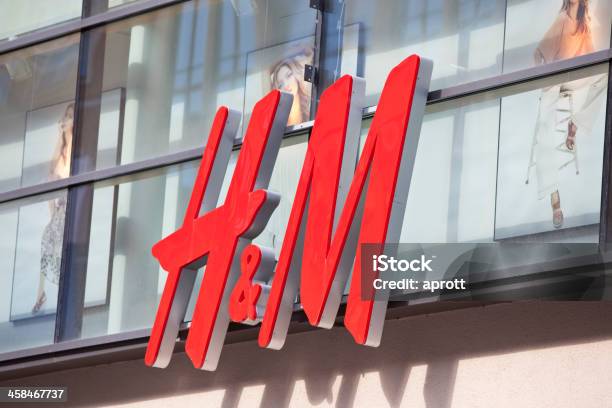 Logo Della Retail Svedeseabbigliamento Azienda Hennes Mauritz H M - Fotografie stock e altre immagini di H&amp;M