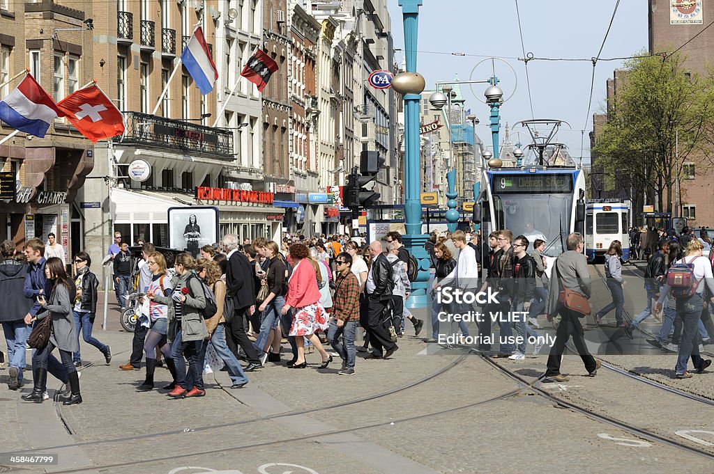 Multidão de pessoas no Damrak, Amsterdã - Foto de stock de Amsterdã royalty-free