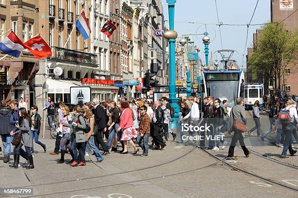 Foto de Multidão De Pessoas No Damrak Amsterdã e mais fotos de stock de Amsterdã - Amsterdã, Tráfego, Turismo Urbano