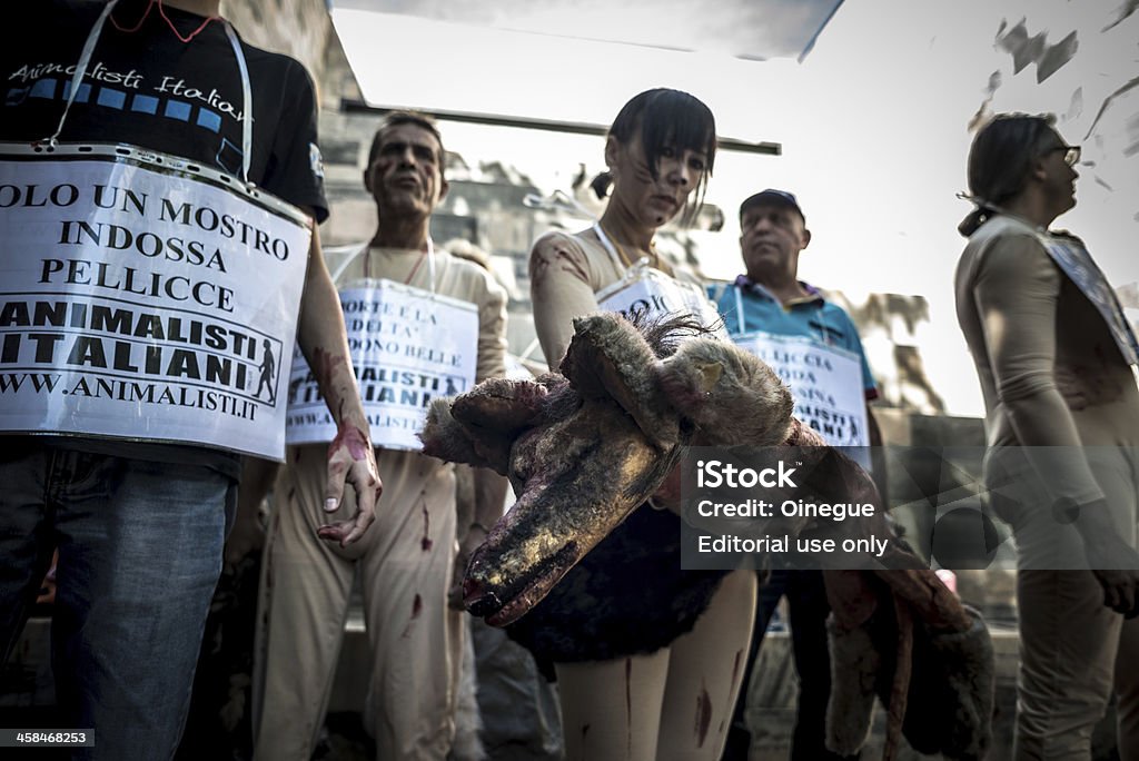 Animalisti Italiani 抗議アゲインストミラノファッションウィークで Septem - 2013年のロイヤリティフリーストックフォト