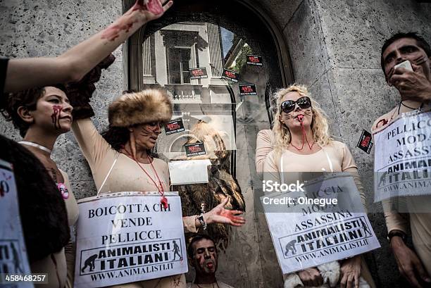 Animalisti Italiani 抗議アゲインストミラノファッションウィークで Septem - 2013年のストックフォトや画像を多数ご用意 - 2013年, もがく, イタリア