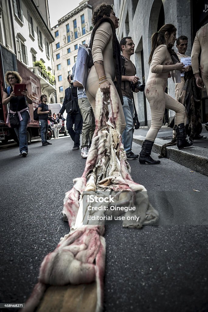 Animalisti Italiani protesta contra Septem semana de la moda de milán - Foto de stock de 2013 libre de derechos