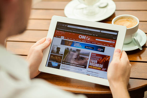 cnn website auf dem ipad - cnn stock-fotos und bilder