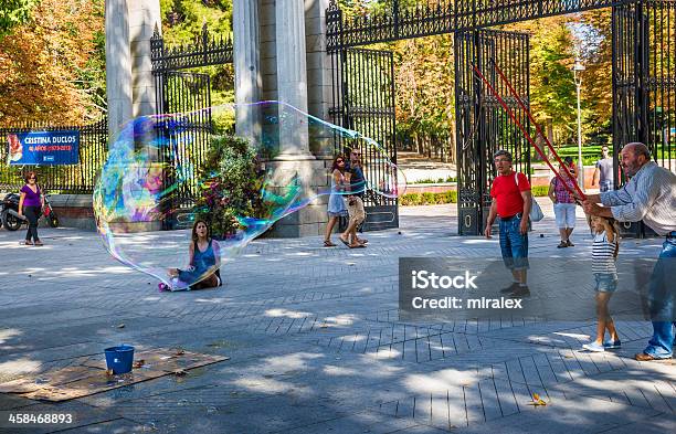 Foto de Artista De Rua Cria Gigante De Sabonete Pensamento e mais fotos de stock de Adulto - Adulto, Adulto de idade mediana, Adulto maduro