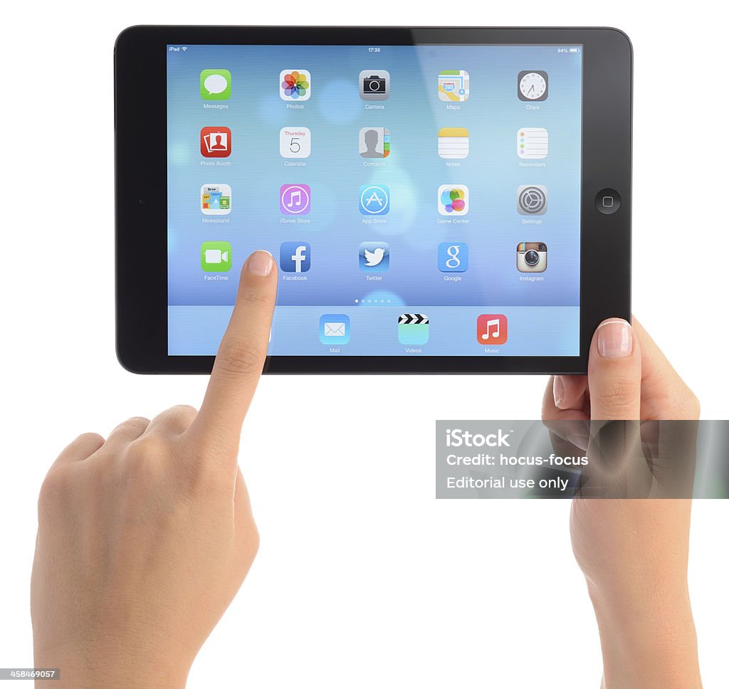 Nuevo sistema operativo iOS 7 on Apple iPad Mini - Foto de stock de Adulto libre de derechos