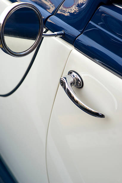 dettaglio di auto d'epoca - vehicle door vintage car collectors car sedan foto e immagini stock