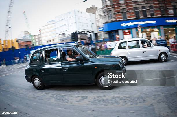 La Black Taxi Cab Nel Centro Di Londra Motion Blur - Fotografie stock e altre immagini di Ambientazione esterna