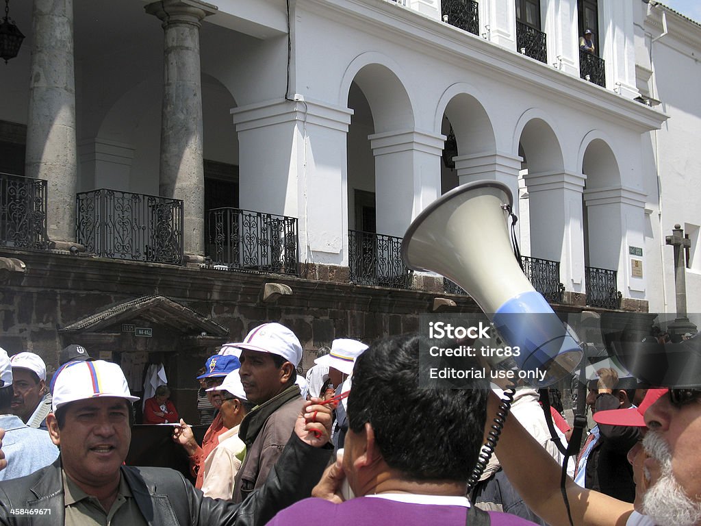 Demonstrantów z Megafon poza Pałac prezydencki w Quito - Zbiór zdjęć royalty-free (Dzień)