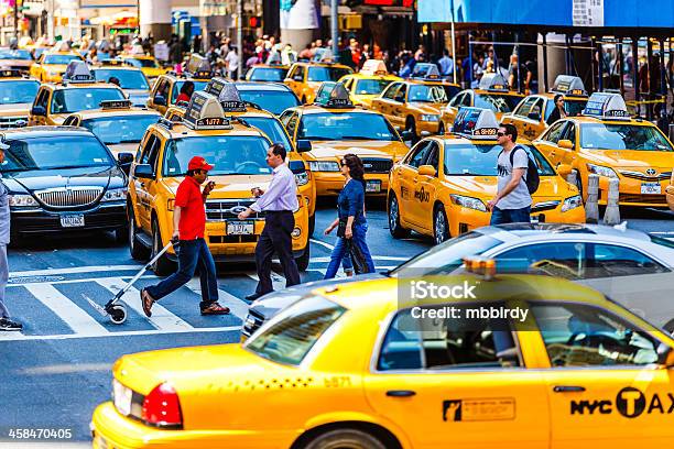 Taxis Auf Der 8th Avenue New York City Stockfoto und mehr Bilder von Abenddämmerung - Abenddämmerung, Architektur, Auto