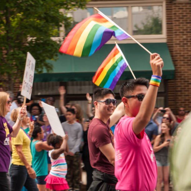 машучи флаги - atlanta pride стоковые фото и изображения