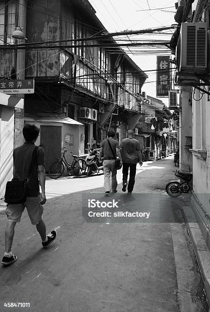 狭い路地の住宅地の上海旧市街 - アスファルトのストックフォトや画像を多数ご用意 - アスファルト, オートバイ, グレースケール