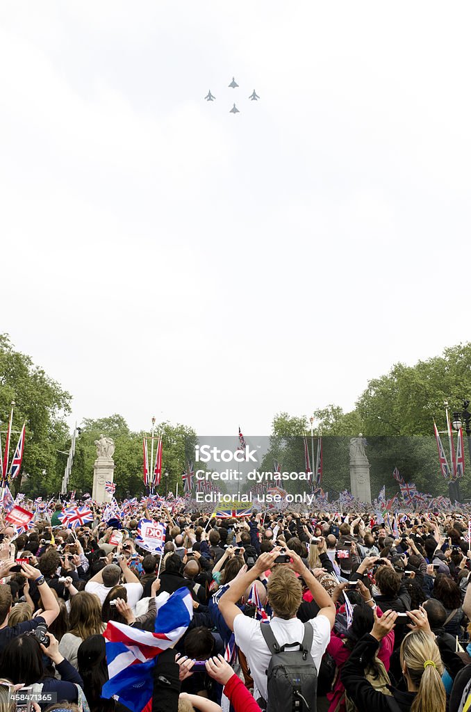 Matrimonio reale RAF volare su, fuori da Buckingham Palace, London - Foto stock royalty-free di Folla