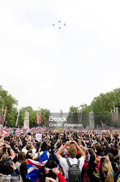 Casamento Real Força Aérea Britânica Mosca Sobre Fora Do Palácio De Buckingham Londres - Fotografias de stock e mais imagens de Multidão