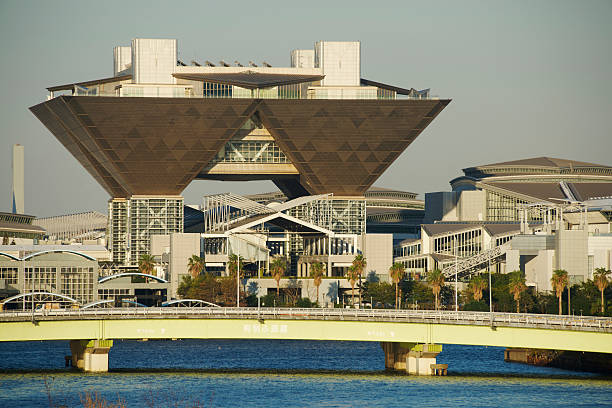 tokio big wzroku nowoczesny budynek piramid w odaiba - centrum wystawiennicze tokyo big sight zdjęcia i obrazy z banku zdjęć