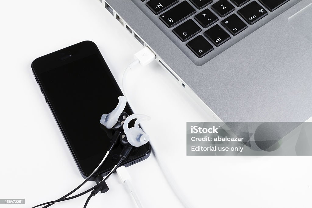 Macbook pro e iphone 5 - Foto stock royalty-free di Alluminio