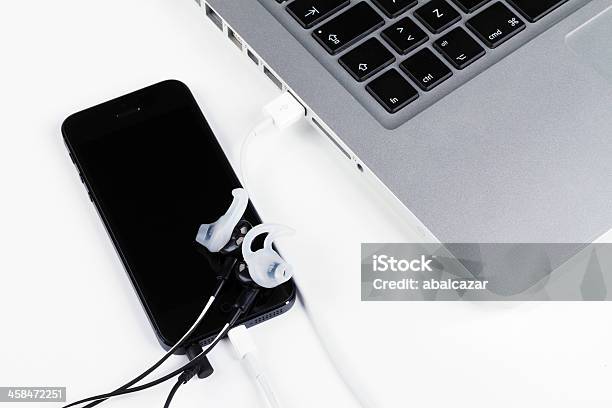 Macbook Pro E Iphone 5 - Fotografie stock e altre immagini di Alluminio - Alluminio, Apple Computers, Auricolare in-ear