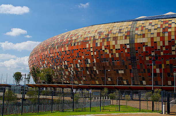 das national stadium liegt außerhalb von soweto in johannesburg. - soccer city stock-fotos und bilder