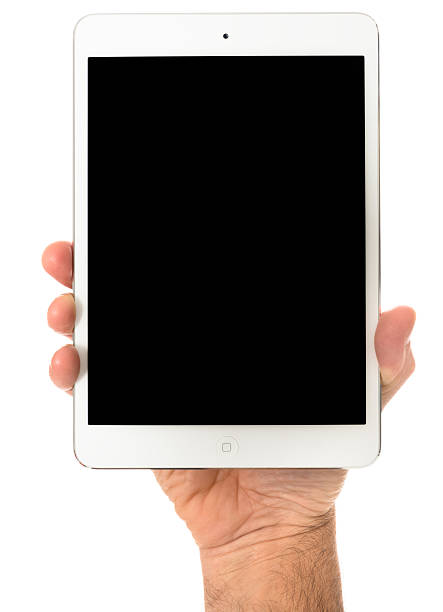 tenant le nouvel ipad mini sur blanc - ipad mini white smart phone concepts photos et images de collection