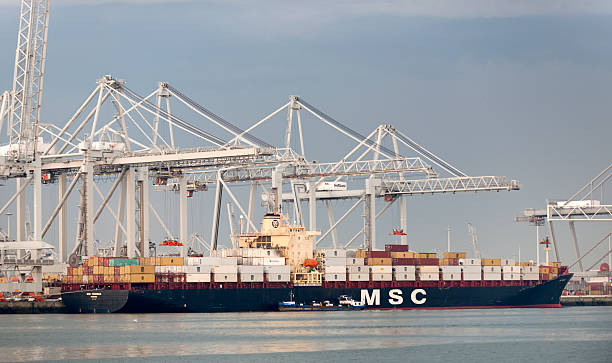 грузовой контейнеровоз на гавань - harbor editorial industrial ship container ship стоковые фото и изображения