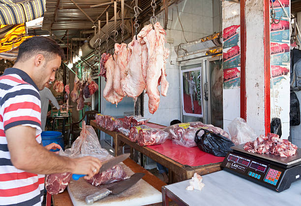 macellaio visualizza in grand bazaar aleppo, siria - meat handling ストックフォトと画像