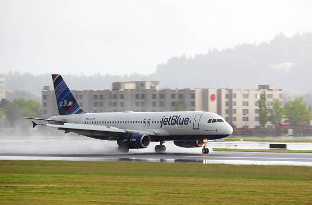 getto blu tutto possibile. - runway airport rain wet foto e immagini stock