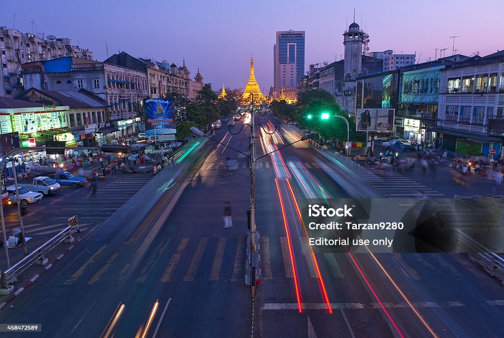 O Sule Paya à noite em Yangon, Myanmar - Royalty-free Buda Foto de stock