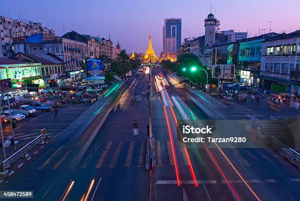 O Sule Paya À Noite Em Yangon Myanmar - Fotografias de stock e mais imagens de Buda - Buda, Budismo, Destino de Viagem