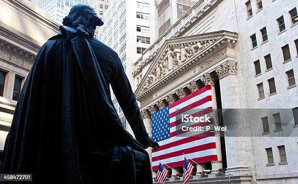 Wall Street I New York Stock Exchange - zdjęcia stockowe i więcej obrazów Amerykańska flaga - Amerykańska flaga, Bez ludzi, Biznes