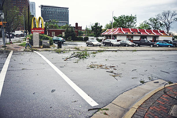 tornade à raleigh, en caroline du nord - tornado storm road disaster photos et images de collection