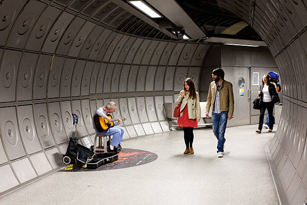 musicista ambulante in metropolitana di londra - men editorial musician music foto e immagini stock