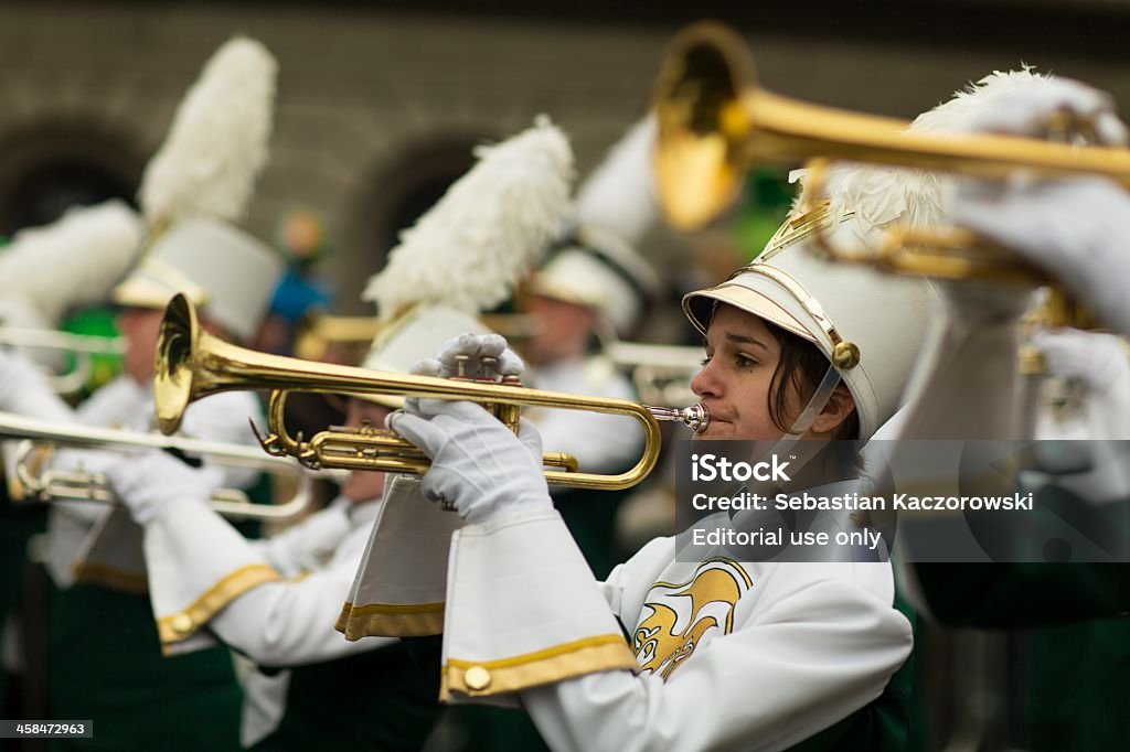 Jovem garota tocando Trompete - Foto de stock de 18-19 Anos royalty-free