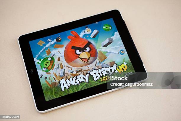 Angry Birds On Apple Ipad Foto de stock y más banco de imágenes de Agresión - Agresión, Angry Birds - Videojuego, Aplicación para móviles