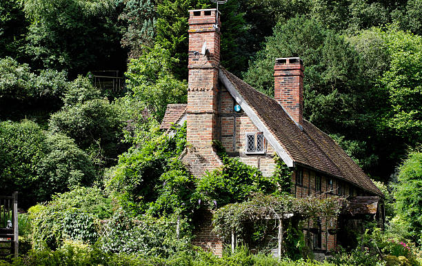 16 th century rojo ladrillo tudor cabaña en surrey hills - surrey southeast england england cottage fotografías e imágenes de stock
