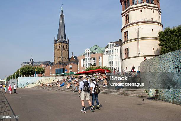 Dusseldorf Su Rollerskates - Fotografie stock e altre immagini di Chiesa - Chiesa, Pattini a rotelle, Adulto