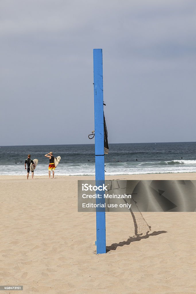 Poste de voleibol en la playa en azul - Foto de stock de Actividad libre de derechos