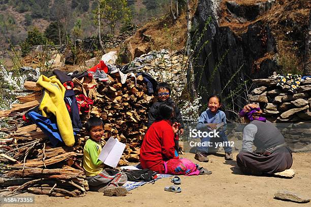 Familia Nepalí Foto de stock y más banco de imágenes de Adulto - Adulto, Aire libre, Aldea