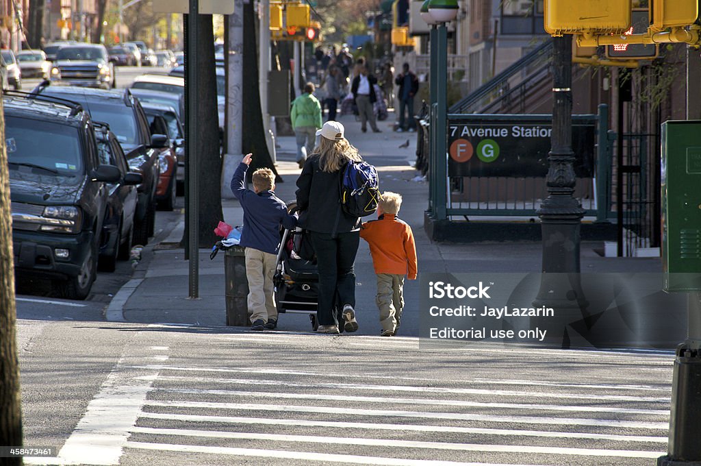 Donna e bambini pedoni di intersezione, a Brooklyn, New York - Foto stock royalty-free di Entrata