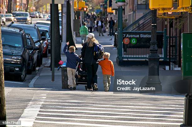 Donna E Bambini Pedoni Di Intersezione A Brooklyn New York - Fotografie stock e altre immagini di Entrata