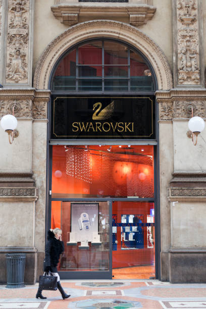 スワロフスキー店で「ギャレリアビットリオエマヌエーレ、ミラノ,イタリア - black sign holding vertical ストックフォトと画像