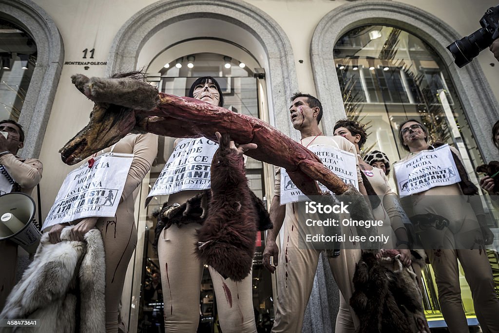 Animalisti Italiani protestare contro la settimana di Milano Moda con Septem - Foto stock royalty-free di Valentino - Stilista di moda