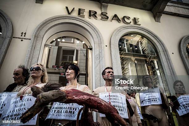 Animalisti Italiani Protesto Contra O Milan Moda Semana Septem - Fotografias de stock e mais imagens de 2013