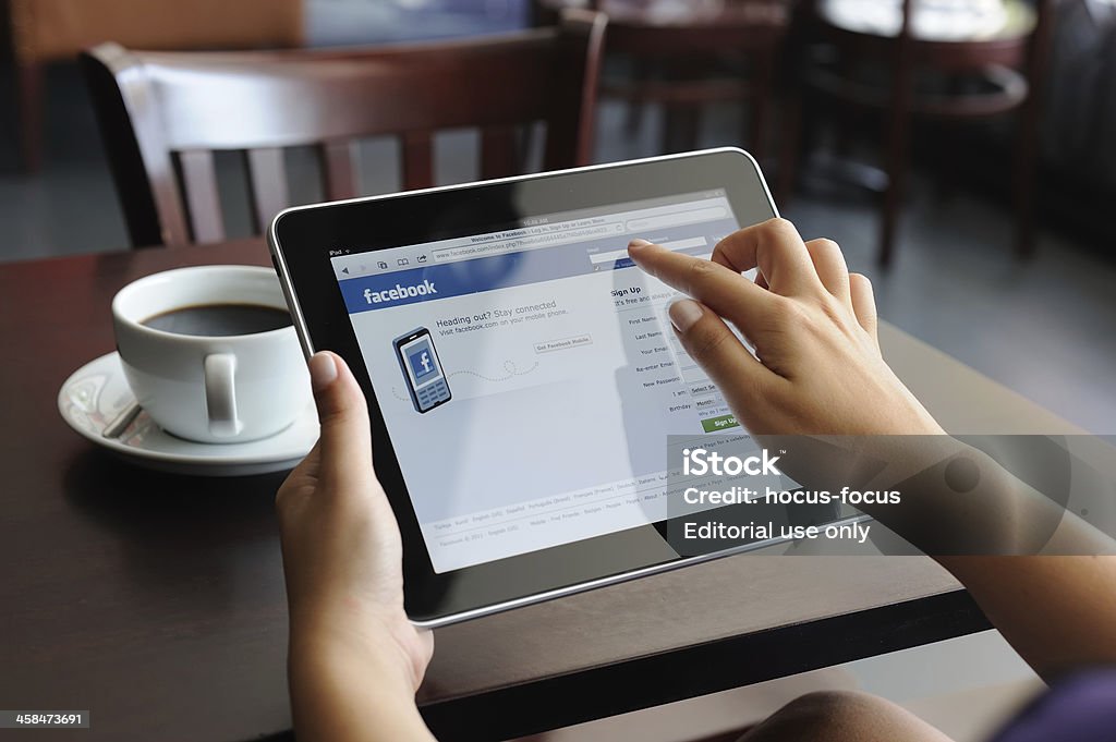 Página web do Facebook no iPad Apple Tablet Digital - Royalty-free Redes sociais Foto de stock