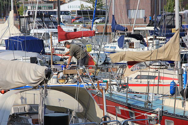 barcos à vela no porto - kutter - fotografias e filmes do acervo