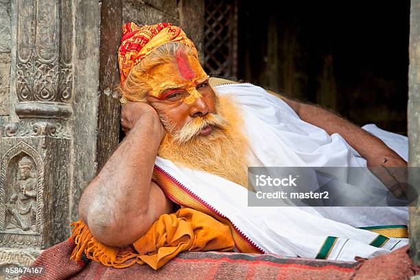 Shaiva Sadhu Cerca Alms Nel Tempio Di Pashupatinath Kathmand - Fotografie stock e altre immagini di Adulto