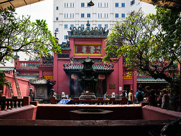 pagode de jade do imperador na cidade de ho chi minh. - emperor imagens e fotografias de stock