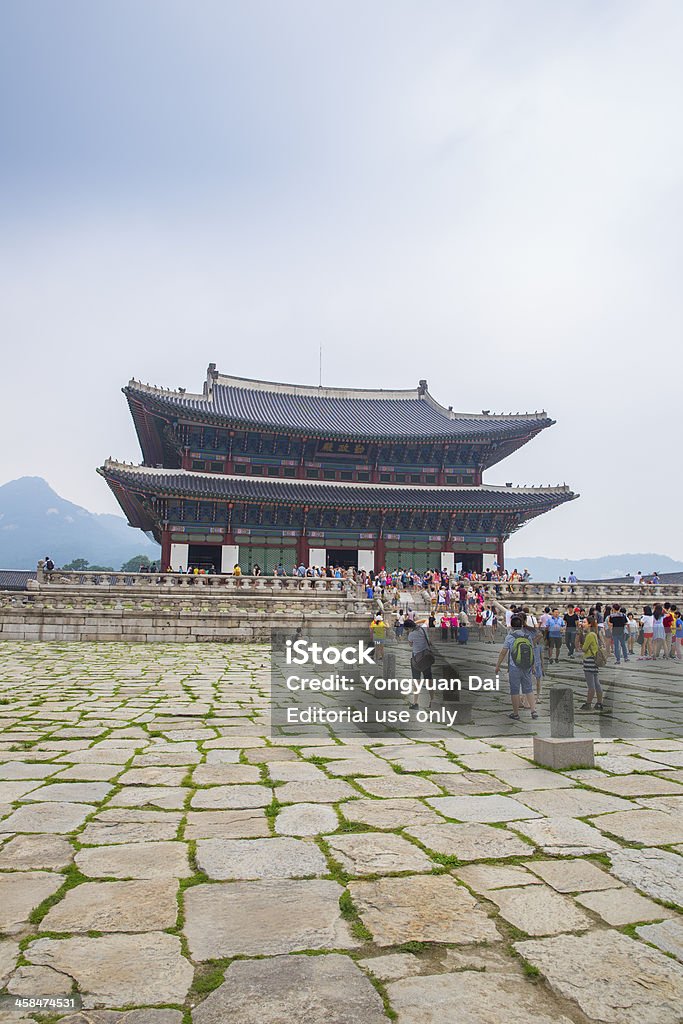 Los turistas que visitan Geunjeongjeon salón en Palacio Gyeongbokgung - Foto de stock de Aire libre libre de derechos