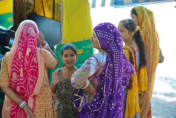 mère et filles en attente pour un bus - torrid photos et images de collection