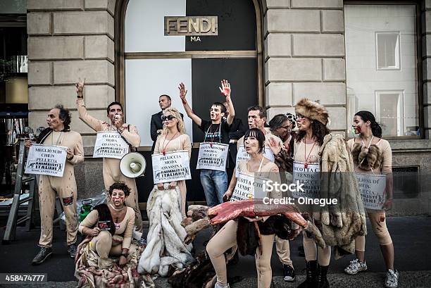 Animalisti Italiani Протест Против Septem Неделя Моды В Милане — стоковые фотографии и другие картинки Веганство