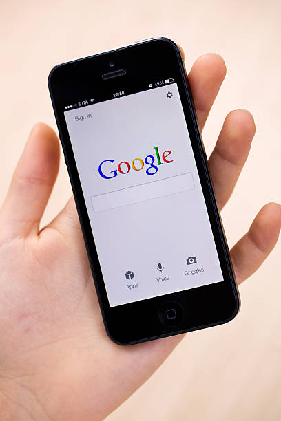 google no iphone 5 - iphone google global communications communication imagens e fotografias de stock