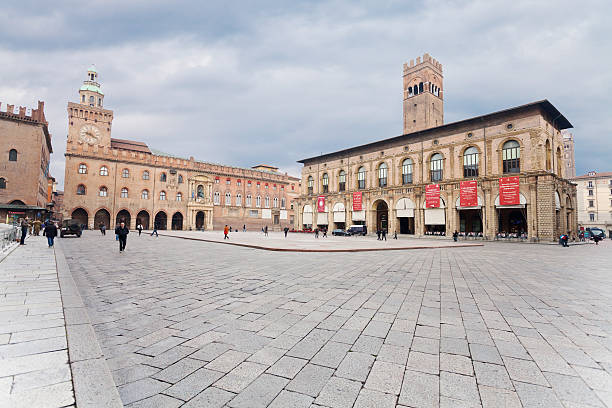 piazza maggiore avec accursio palace et le palazzo del podest - bologna italy medieval palace photos et images de collection